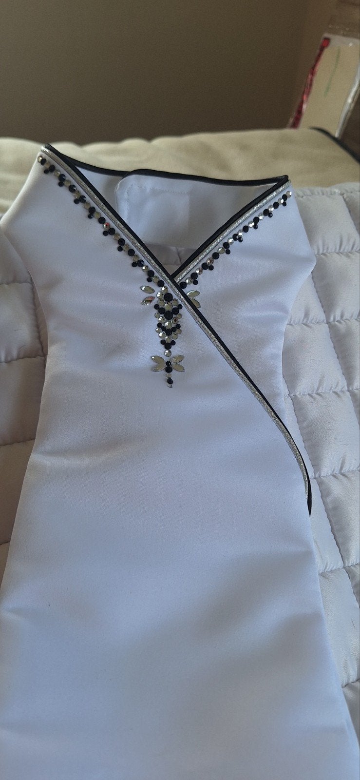 Prachtige wit met zwarte plastron gloednieuw, Dieren en Toebehoren, Paardrijkleding, Ophalen of Verzenden, Nieuw, Dressuur, Bovenkleding