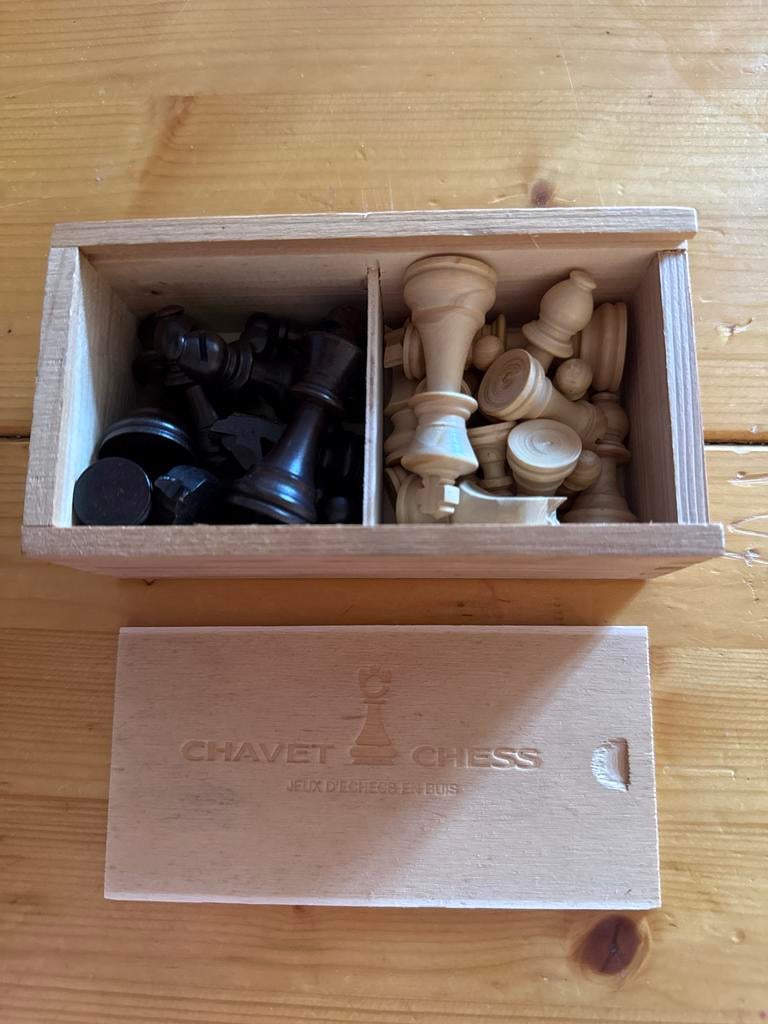 Chavet Chess schaakstukken in houten kistje, France, Gebruikt, Chevet chess, Een of twee spelers