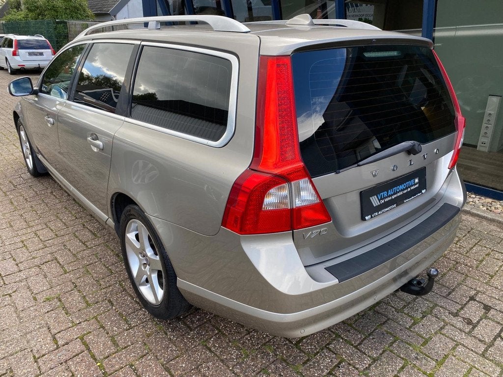 Volvo V70 3.2 Summum Automaat 238PK / LEER / XENON / TREKHAA, Auto's, 238 pk, Gebruikt, Zwart, Automatische klimaatregeling