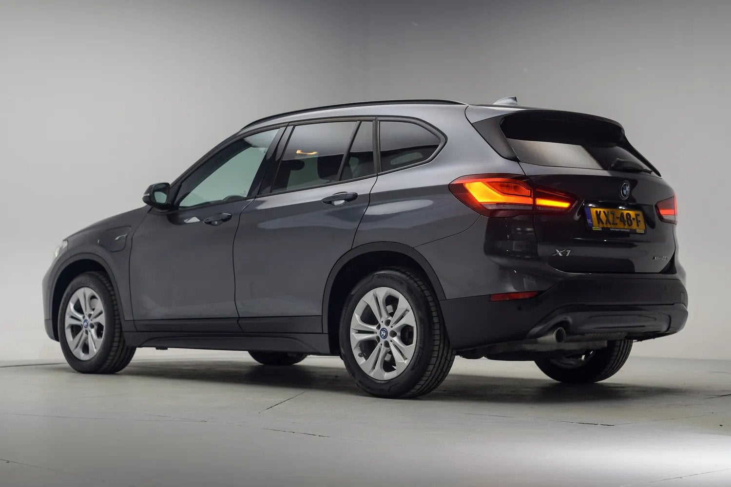 BMW X1 xDrive25e High Executive [ Leder Navi prof. HUD Stoel, Auto's, Dealer onderhouden, Gebruikt, 750 kg, Verwarmde buitenspiegels