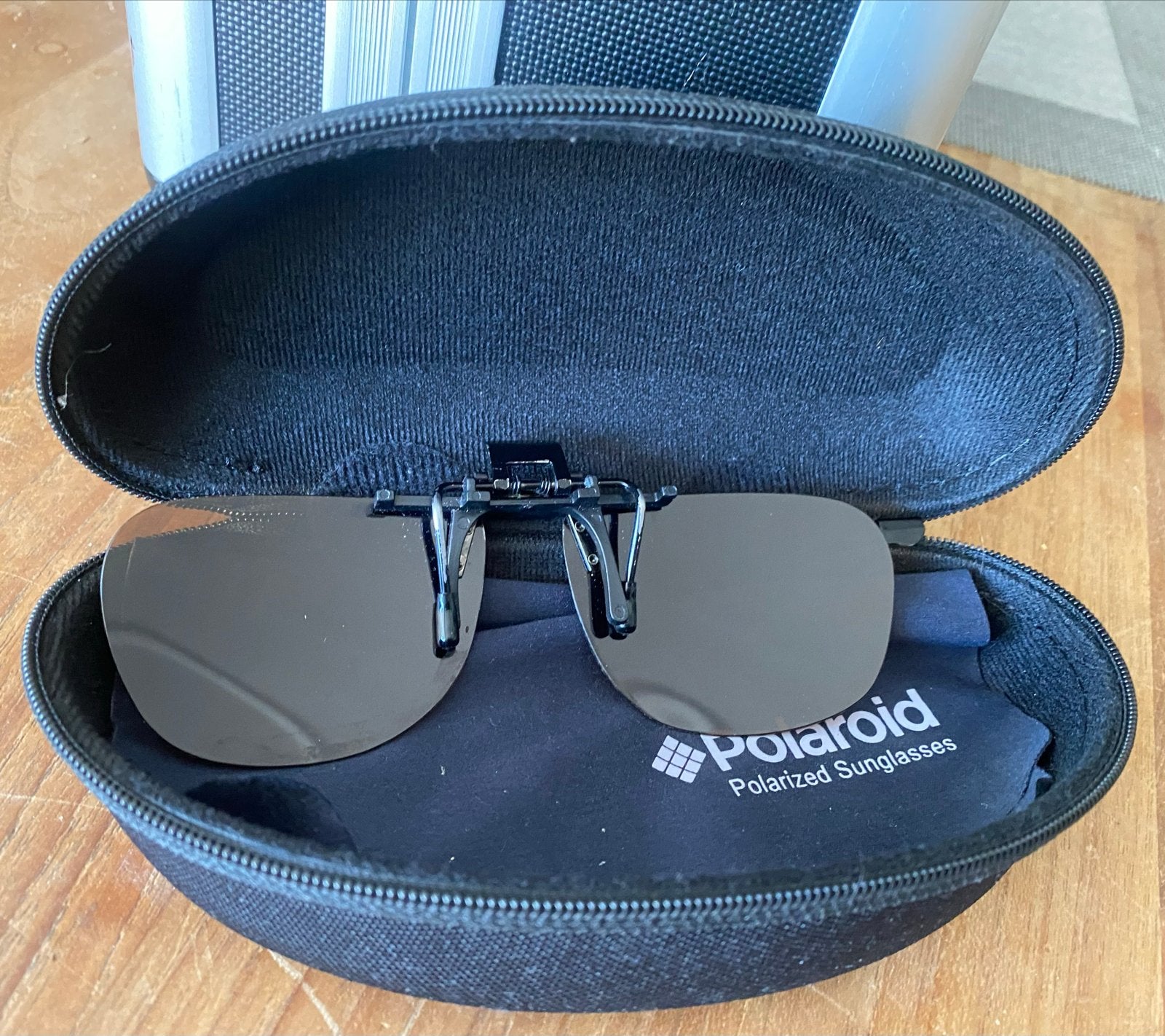 Polaroid clip-on zonnebril met hoesje, Overige merken, Zonnebril, Zwart, Ophalen of Verzenden