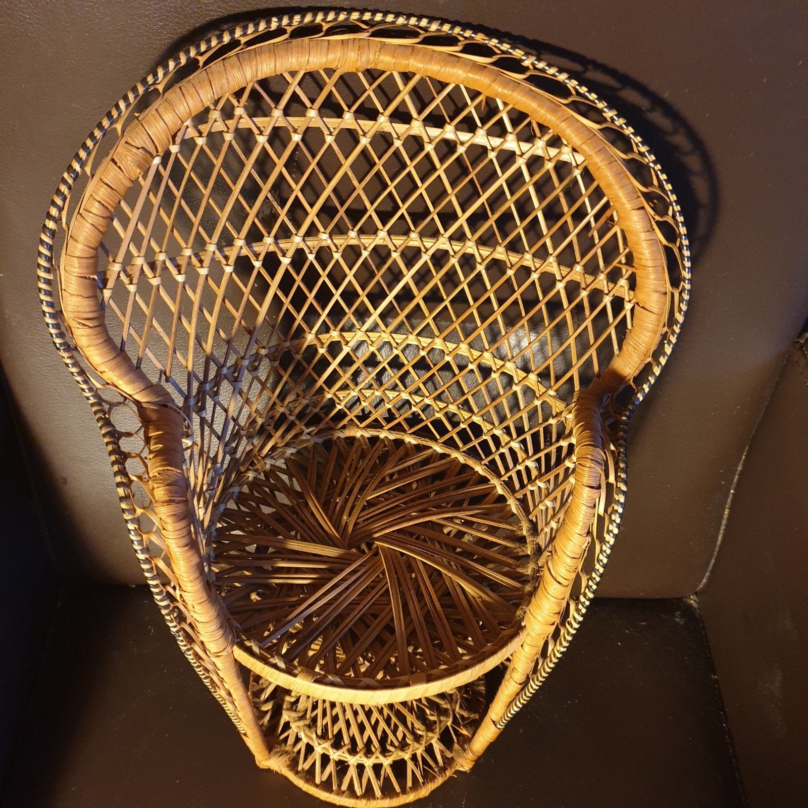 Rotan miniatuur stoel - Vintage poppenhuis meubel, Ophalen of Verzenden