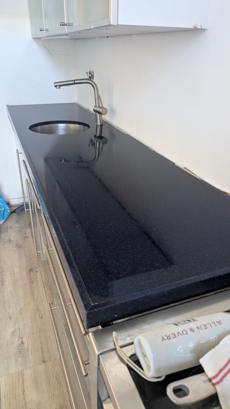 Donkerblauw keukenblad met spoelbak, Ophalen