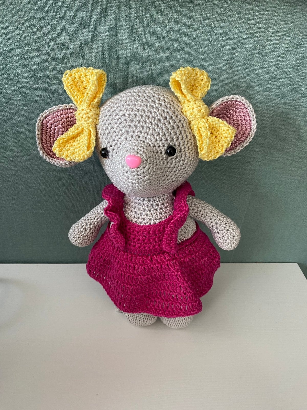 Gehaakte muis knuffel met roze jurkje en gele strikjes, Kinderen en Baby's, Speelgoed | Knuffels en Pluche, Muis, Nieuw, Meerkleurig