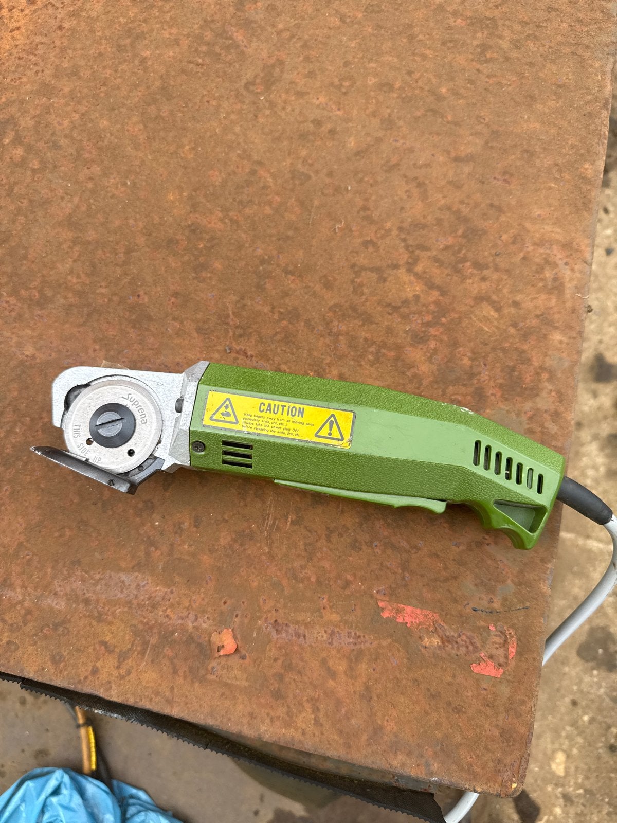 Suprena Elektrische Stofschaar/Snijder, Doe-het-zelf en Verbouw, Gereedschap | Handgereedschap, Ophalen of Verzenden, Gebruikt