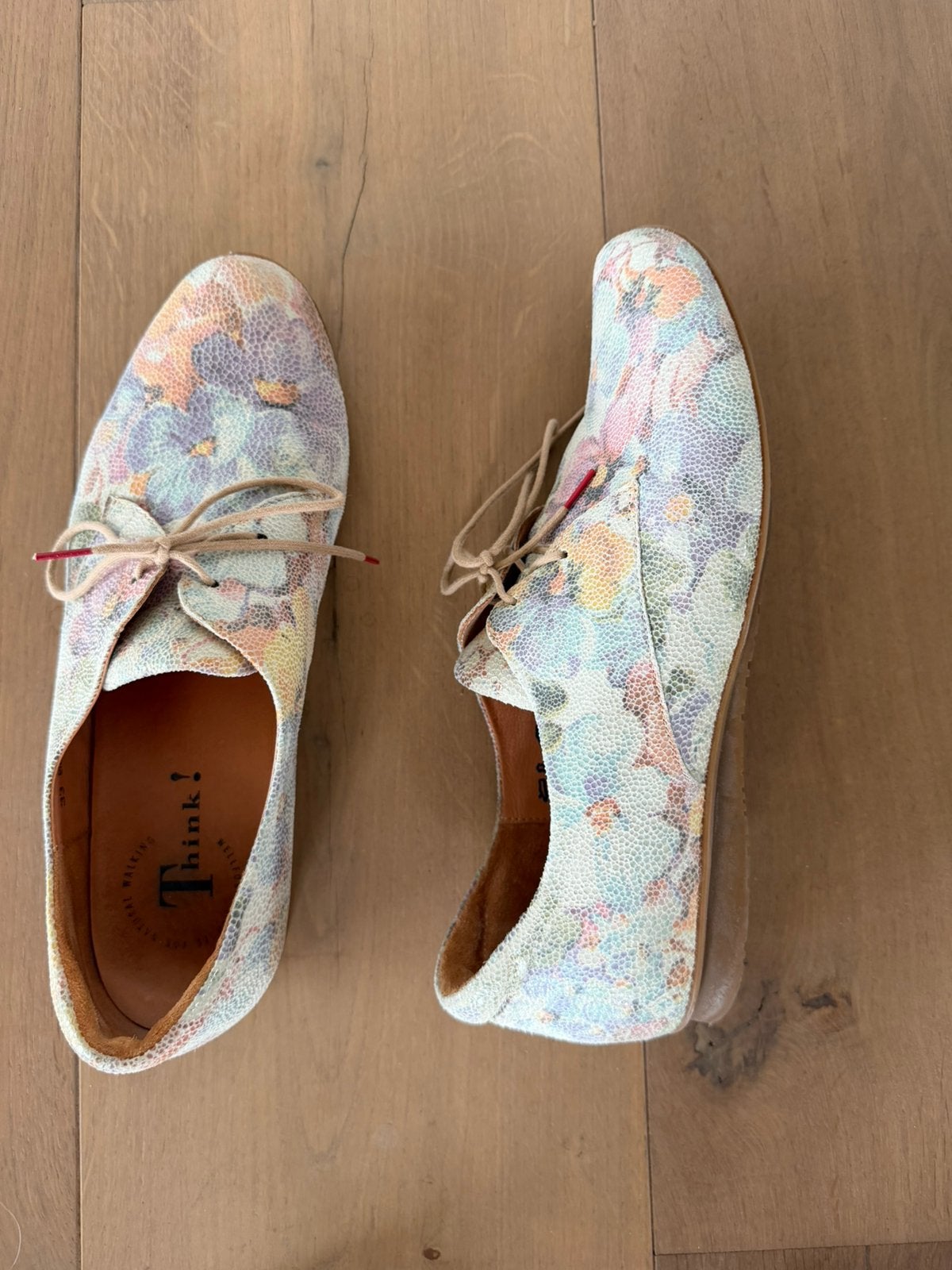 Leren damesschoenen met bloemen dessin. Merk Think! Maat 42., Ophalen of Verzenden, Zo goed als nieuw, Overige kleuren