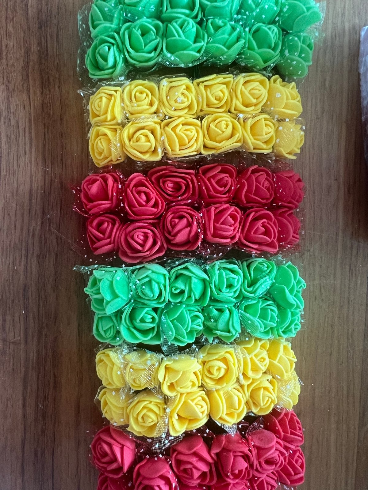 72 Mini Roosjes met Stekertje - Carnavalskleuren, Ophalen of Verzenden, Nieuw, Versiering, Carnaval