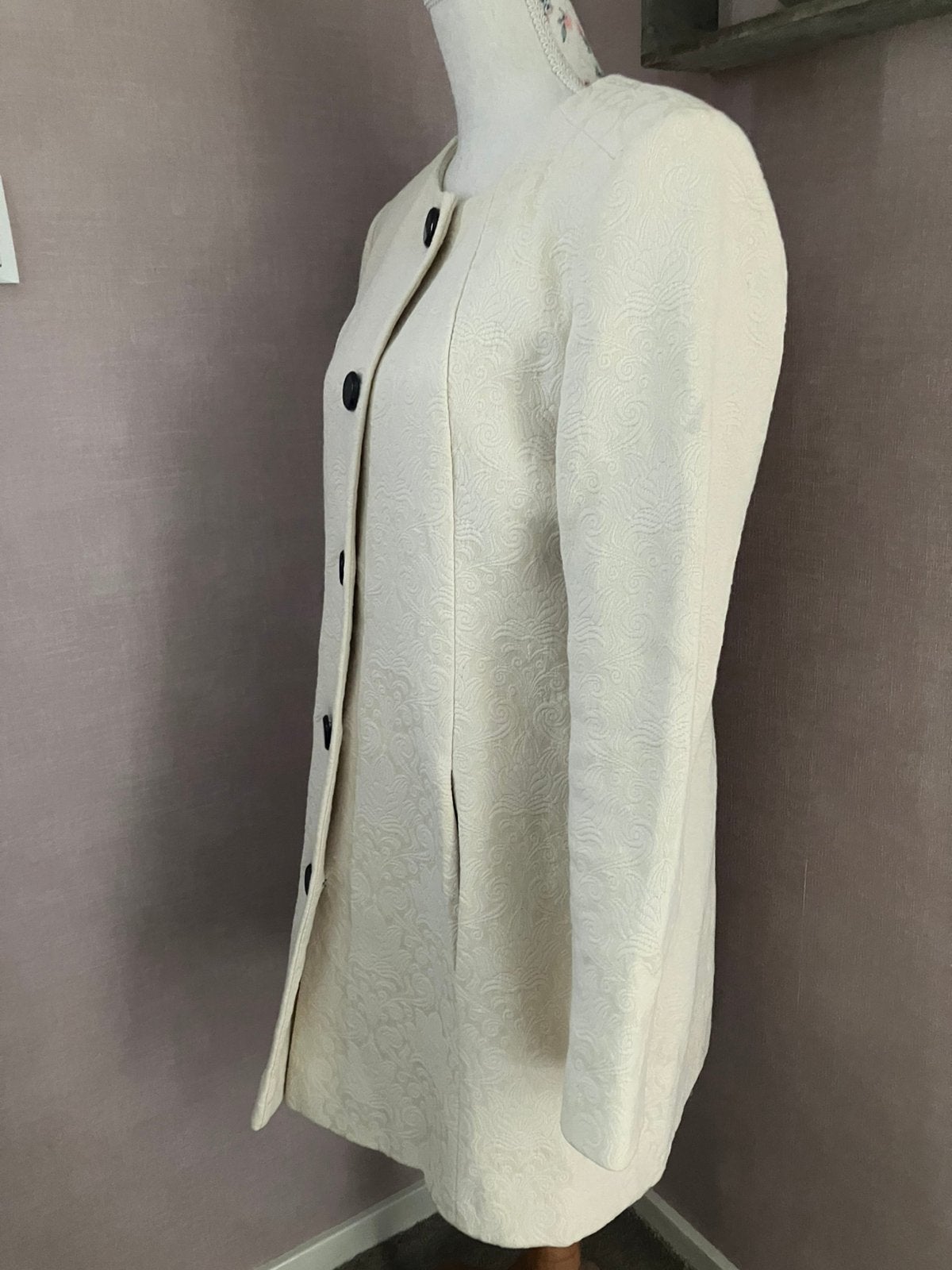 Crèmekleurige jas met patroon, Ophalen of Verzenden, Zo goed als nieuw, Maat 38/40 (M), Beige