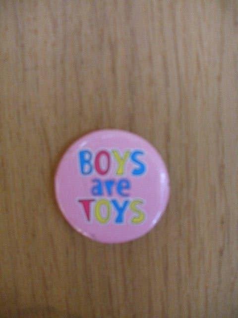 Speldje button BOYS ARE TOYS, Ophalen of Verzenden, Overige onderwerpen