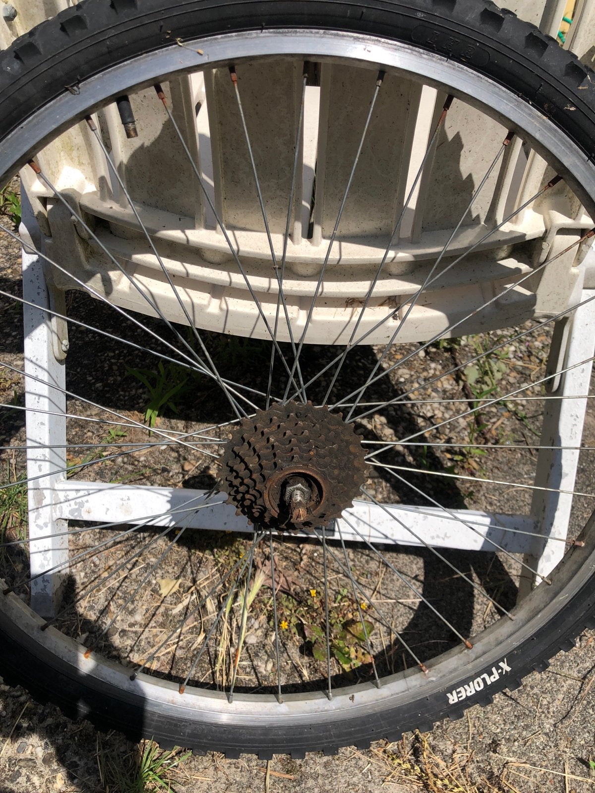 Gebruikt fietswiel 26 inch met band en tandwiel, Fietsen en Brommers, Fietsonderdelen, Wiel, Gebruikt, Ophalen of Verzenden, Aluminium