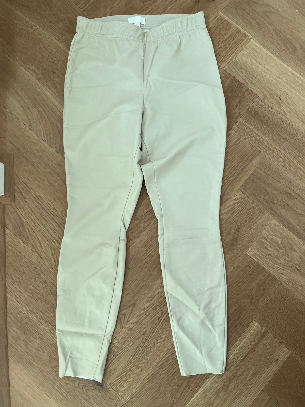 H&M Broek  van kunstleer Beige maat 42, Beige, Maat 42/44 (L), Ophalen of Verzenden, Lang