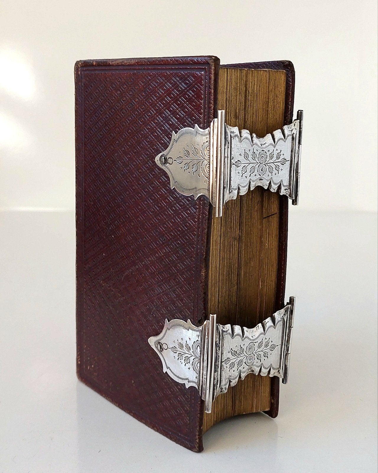 Antieke Bijbel uit 1875 met Dubbel Zilveren beslag/sluiting, Antiek en Kunst, Antiek | Boeken en Bijbels, Verzenden