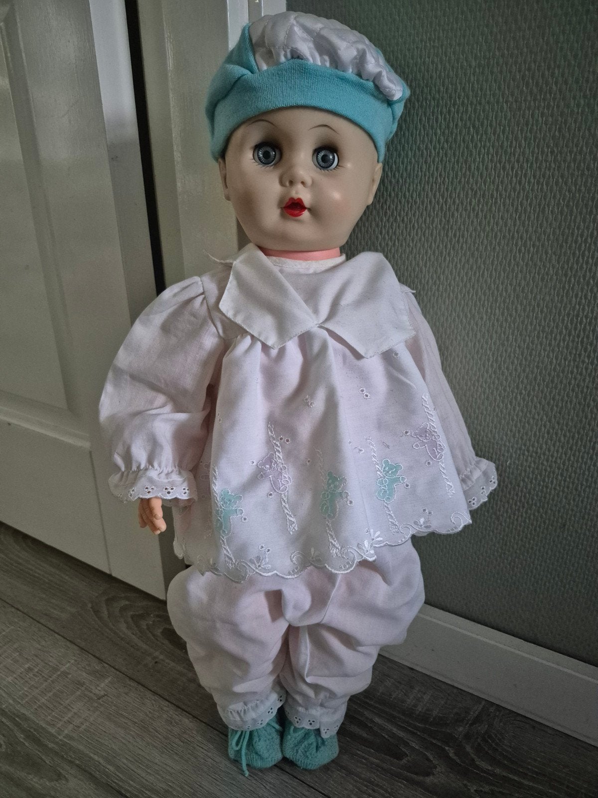 Vintage Babypop met slaapogen en originele kleding, Ophalen of Verzenden, Gebruikt, Babypop