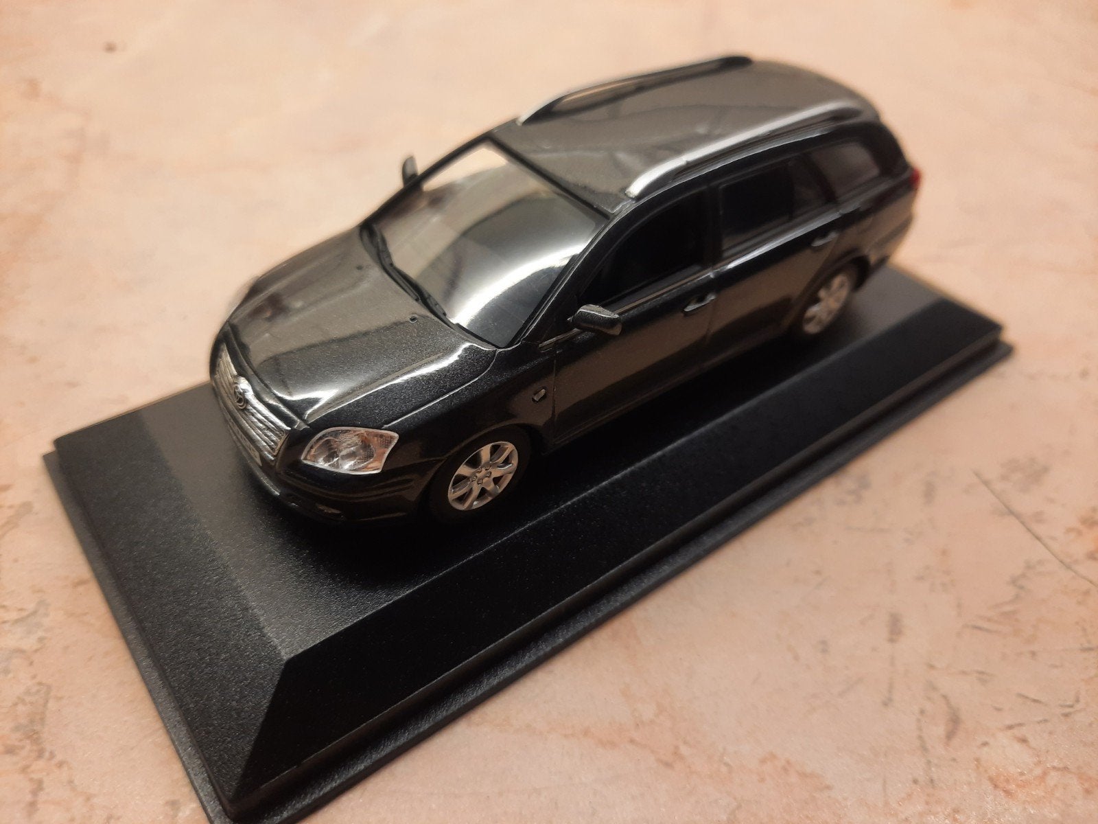 Minichamps Toyota Avensis Break 2002 Darkgrey Metallic 1:43, Ophalen of Verzenden, Nieuw, Auto, MiniChamps