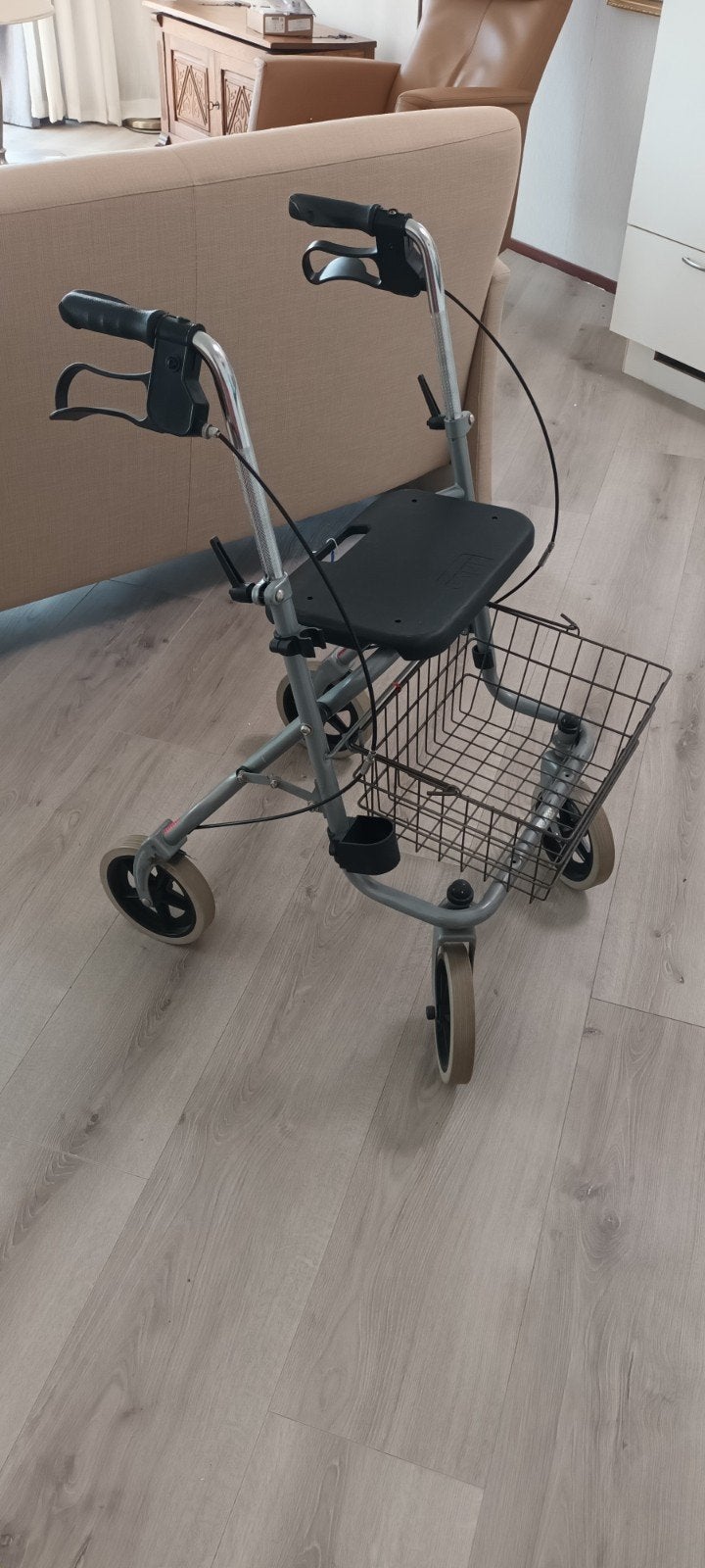 Rollator met mandje, Ophalen