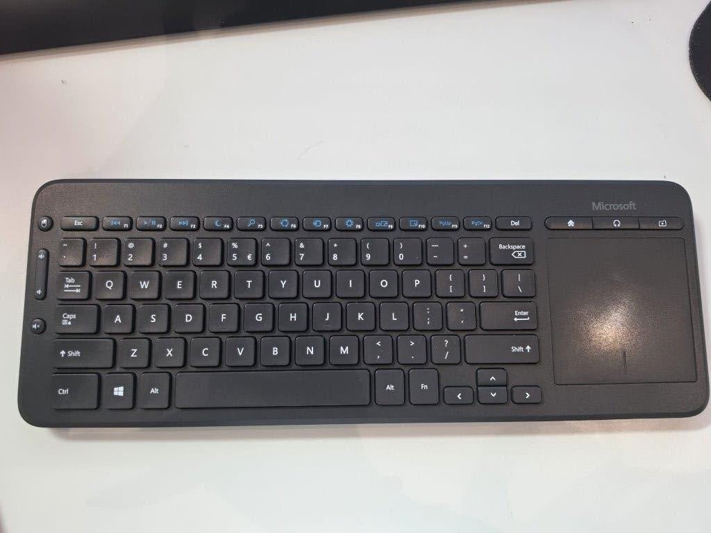 Microsoft draadloos toetsenbord met touchpad, compact, Draadloze ontvanger, Ophalen of Verzenden, Zo goed als nieuw, Draadloos