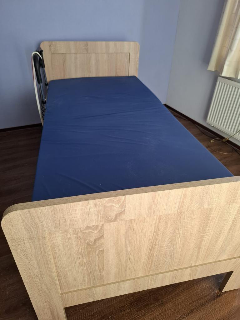 Seniorenbed, Huis en Inrichting, Slaapkamer | Bedden, Ophalen, Verstelbaar, 90 cm, Zo goed als nieuw
