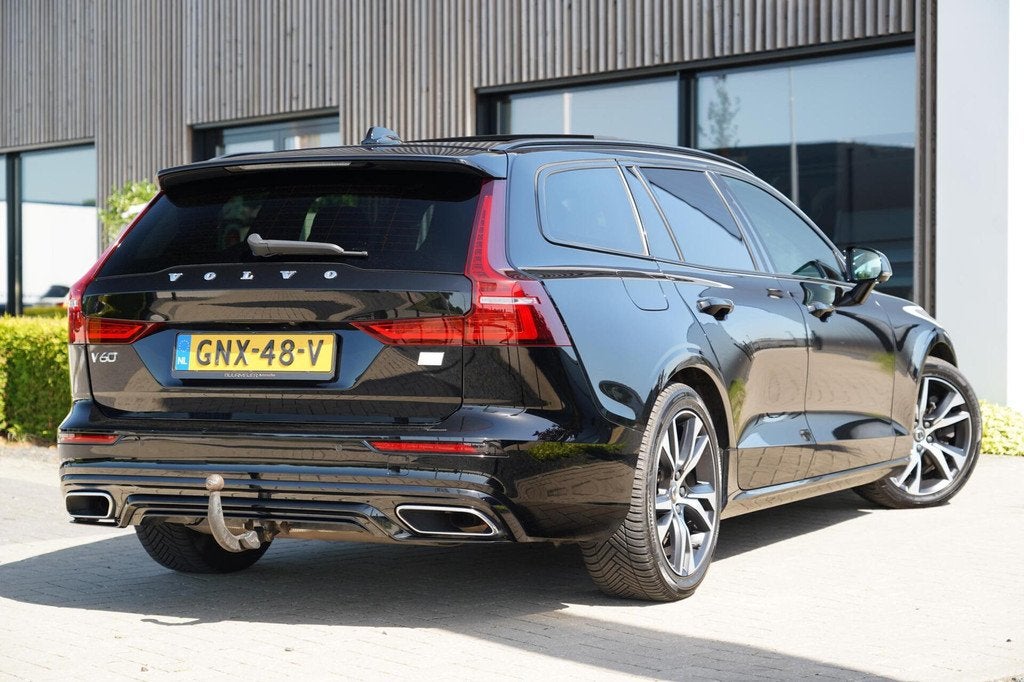 Volvo V60 2.0 T8 Recharge AWD R-Design | Schuif/kanteldak |, Auto's, Volvo, Gebruikt, 4 cilinders, Leder en Stof, Zwart