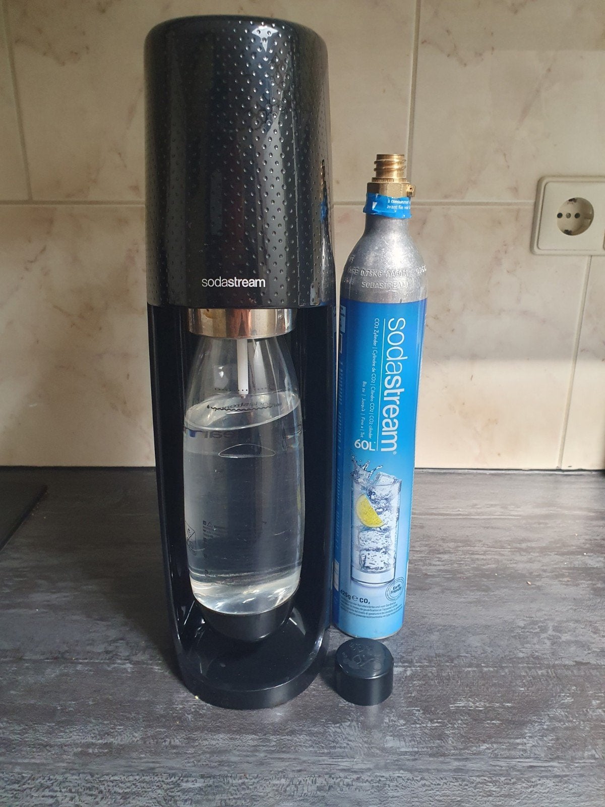 Sodastream met lege CO2-cilinder en fles, Ophalen of Verzenden, Zo goed als nieuw