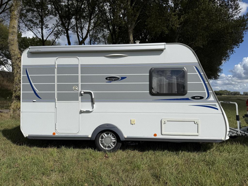 TOPSTAAT: Caravelair Antares Luxe 400 / cassetteluifel, Caravans en Kamperen, Caravans, Dwarsbed, Schokbreker, Bedrijf, Treinzit