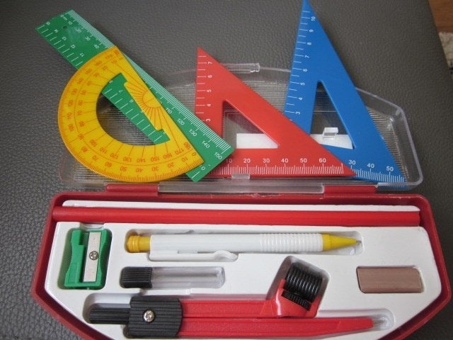 2 doosjes met liniaal, geo's, driehoeken, passer, puntensl, Ophalen of Verzenden, Nieuw