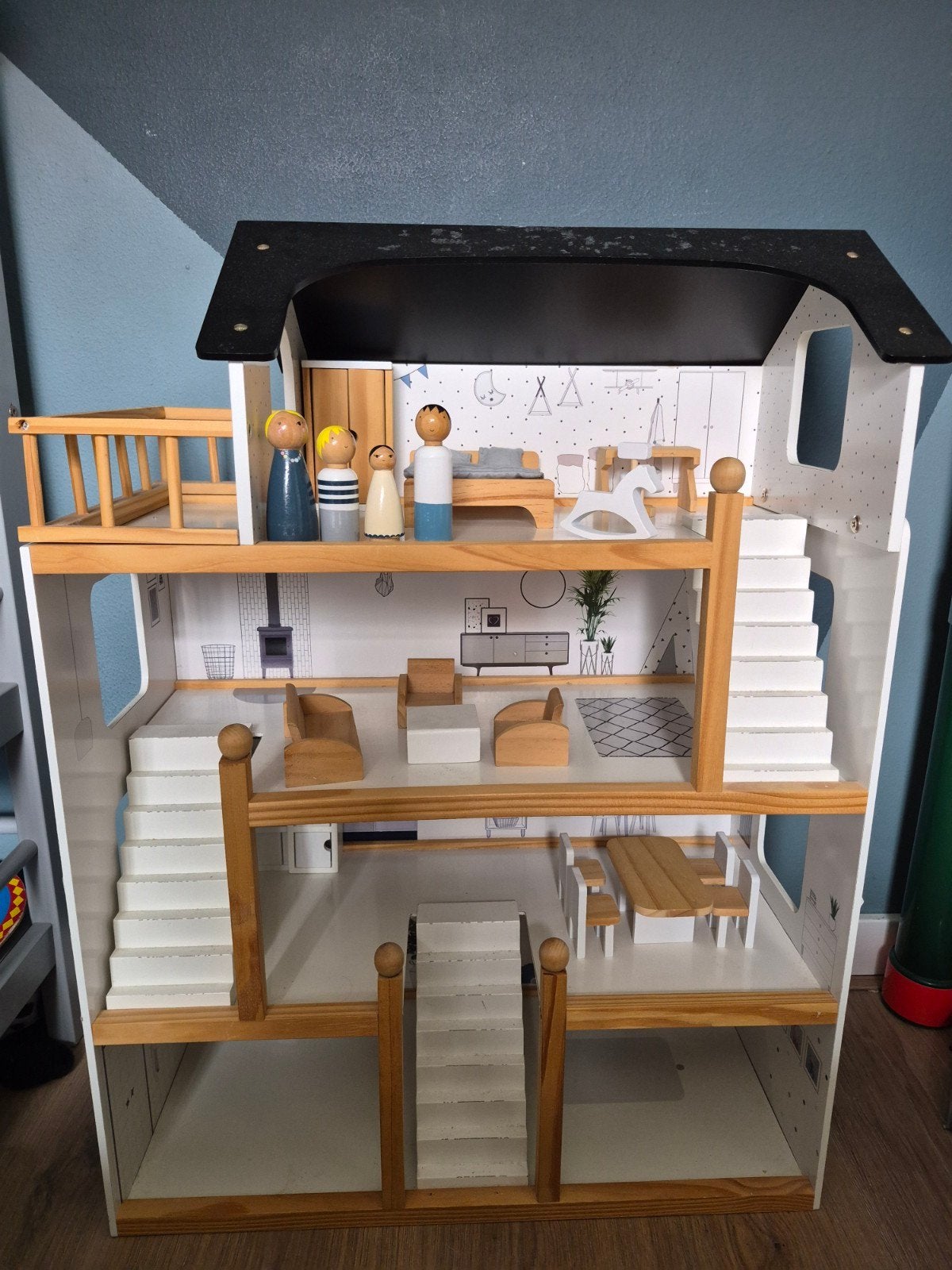 Petit Amélie Poppenhuis met 19-delige meubelset en poppetjes, Ophalen, Gebruikt, Poppenhuis