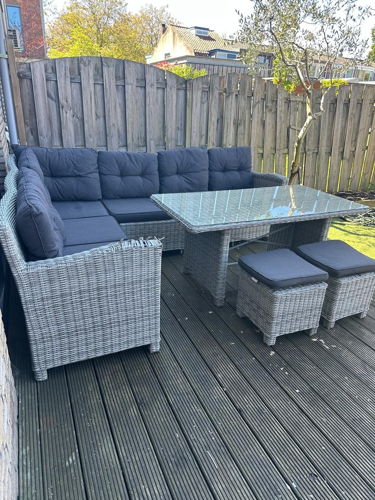 Wicker loungeset met glazen tafel en lichte schade, Tuin en Terras, Tuinsets en Loungesets, 5 zitplaatsen, Gebruikt, Bank, Ophalen of Verzenden