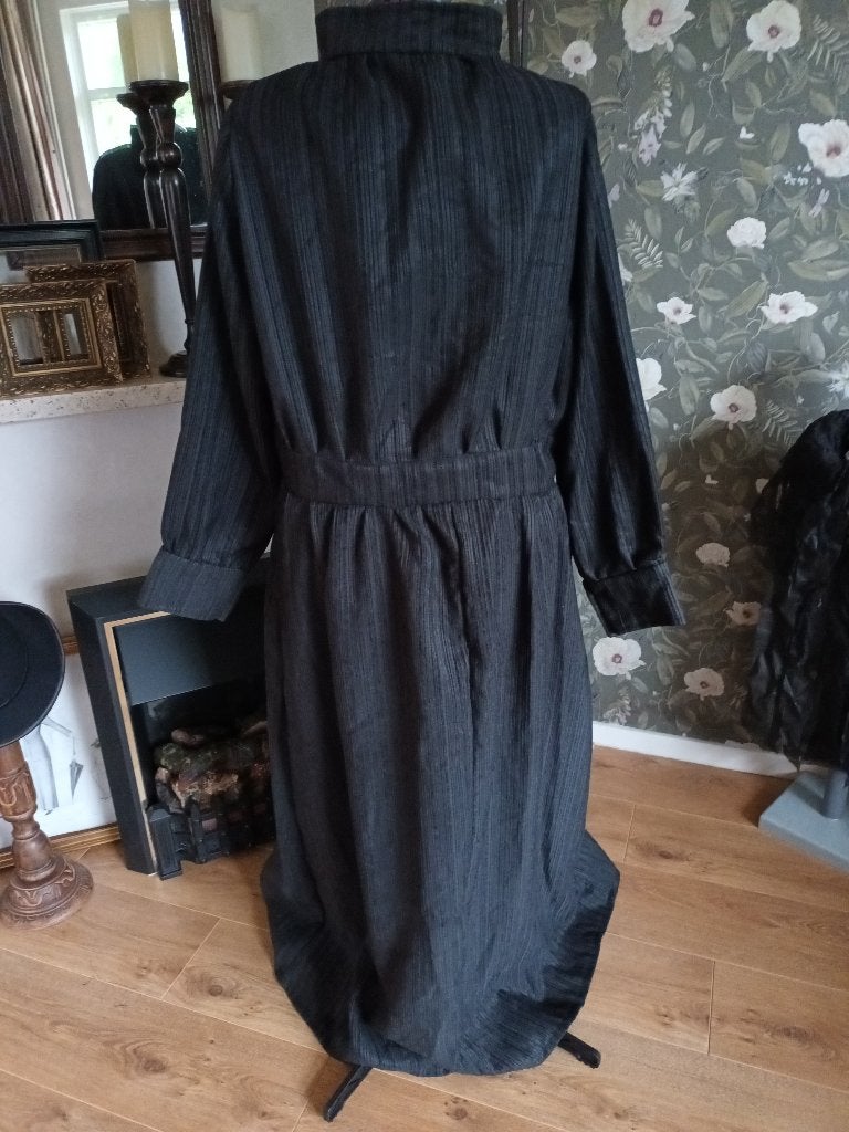 Charles dickens bediende kleding  halloween, Kleding | Dames, Zelfgemaakt, Maat 42/44 (L), Nieuw, Ophalen of Verzenden
