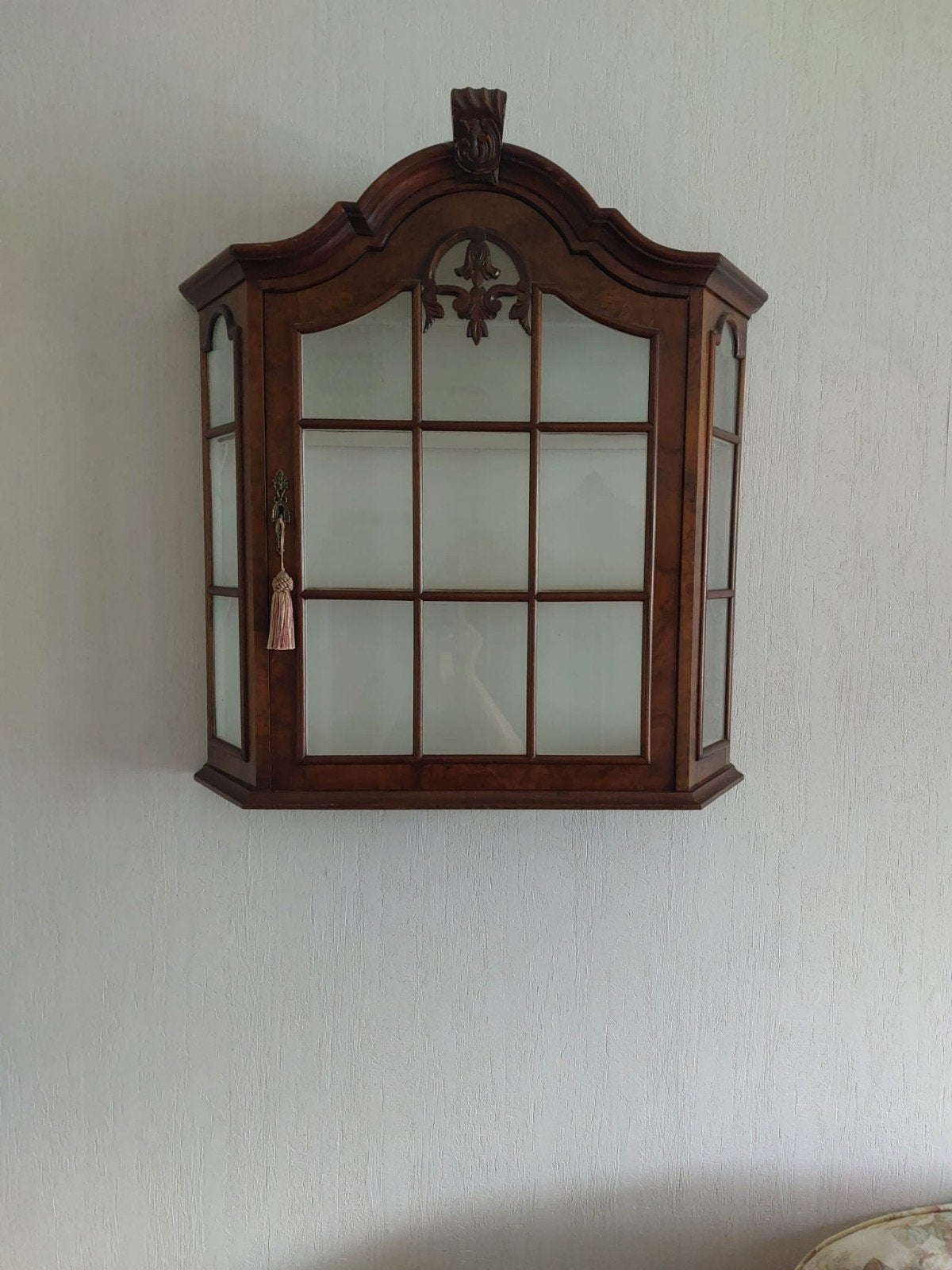 Notenhouten wandkastje met miniaturen, Huis en Inrichting, Ophalen of Verzenden