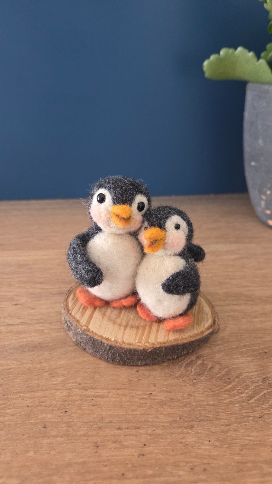Handgemaakt Naaldvilt Pinguïns op Houten Schijf, Ophalen of Verzenden, Nieuw, Meerkleurig, Textiel