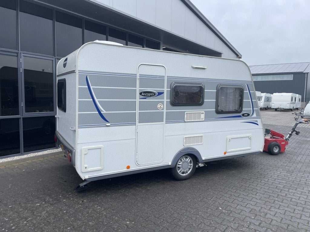 Caravelair Antares Luxe 390 Bed + Zit + WC 770KG Bovag 2024!, Bedrijf, Treinzit, 750 - 1000 kg, Caravelair