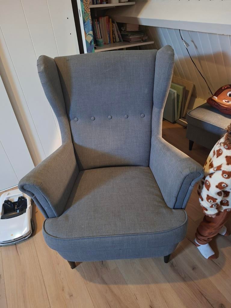 IKEA Strandmon fauteuil grijs met poef - weinig gebruikt, Ophalen, Modern, Klassiek, 75 tot 100 cm, Zo goed als nieuw