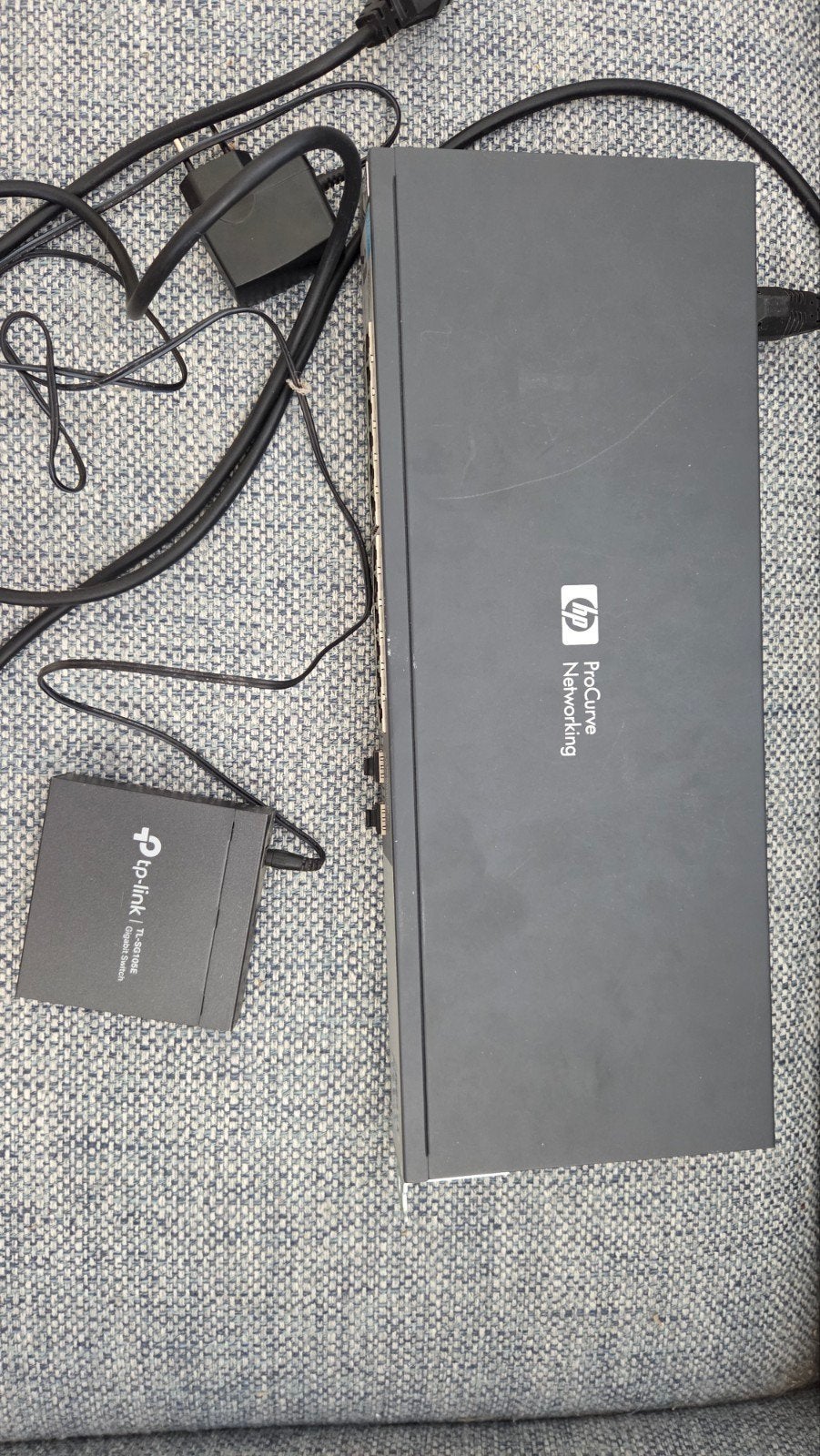 HP 1810g 24 ProCurve Switch J9450A + TP-Link TL-SG105E, Computers en Software, Ophalen of Verzenden, Gebruikt