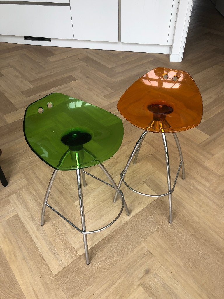 2 vrolijke barkrukken, Ophalen, Kunststof, Gebruikt, 60 tot 90 cm