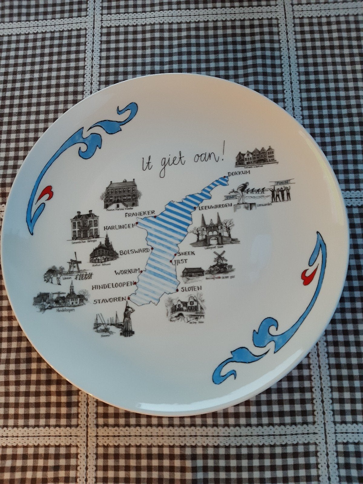 2 borden van de elfsteden route., Huis en Inrichting, Keuken | Servies, Ophalen, Zo goed als nieuw, Overige stijlen, Bord(en)