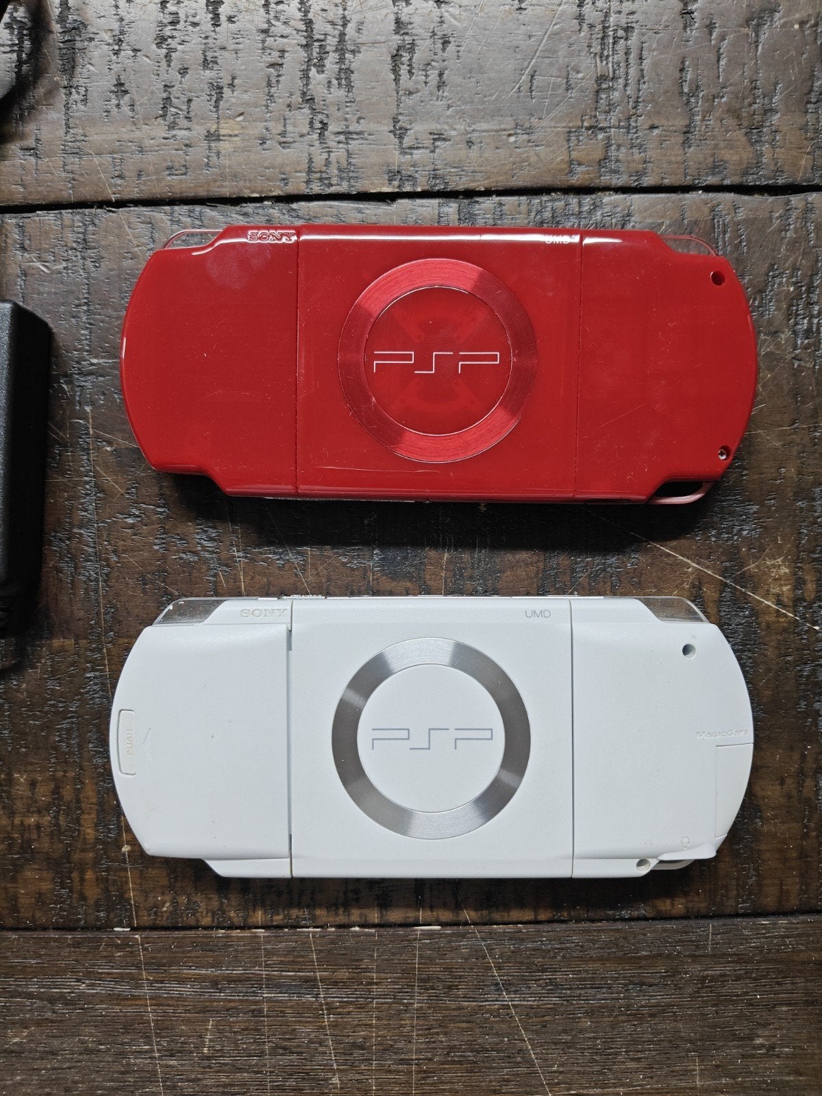2x Sony PSP (rood en wit) met opladers, Gebruikt, Overige kleuren, 1-7-1 Konan Minato-ku, Tokyo 108-0075, Japan, Ophalen of Verzenden