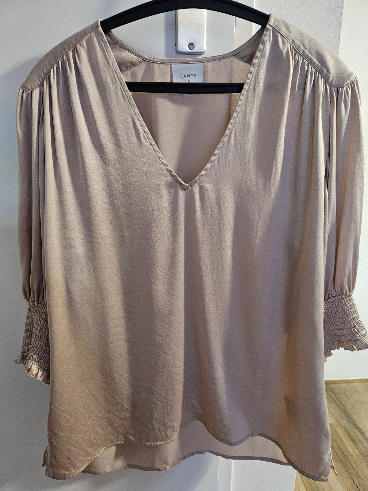 Dante 6 blouse met V-hals en gesmokte mouwen, Beige, Ophalen of Verzenden, Zo goed als nieuw, Maat 38/40 (M)