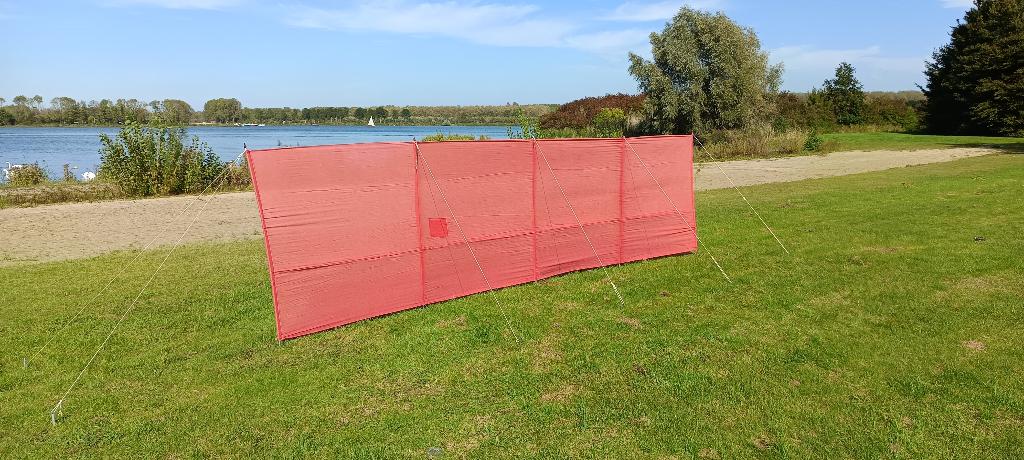 katoenen windscherm 140x500  rood  20 euro, Caravans en Kamperen, Windschermen, Ophalen of Verzenden, Uittrekbaar, Zo goed als nieuw