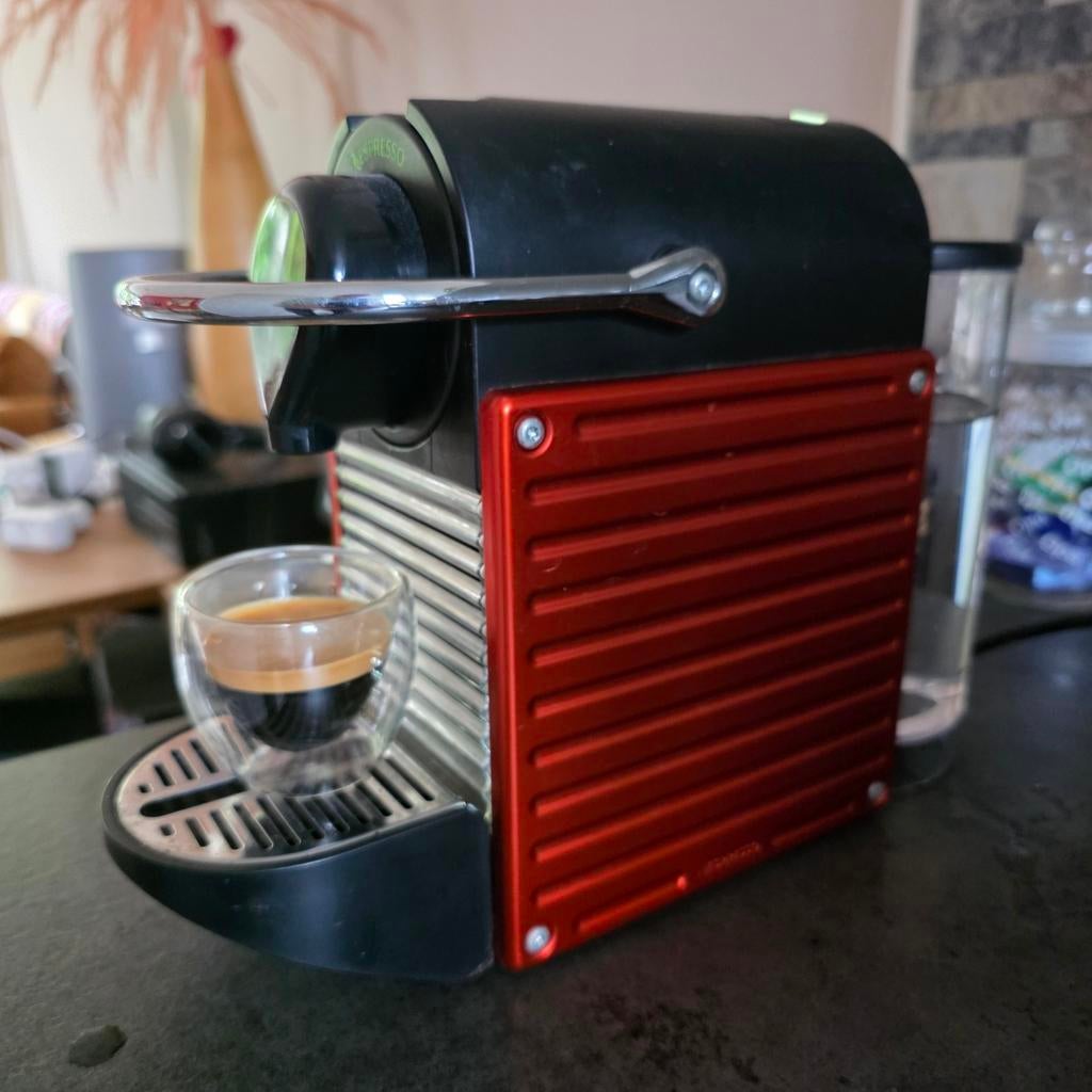 Krups Pixie Nespresso Espresso apparaat Rood, Gebruikt, Espresso apparaat, Ophalen of Verzenden, 1 kopje