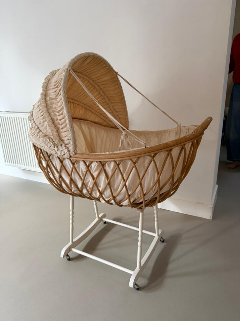 Rotan wieg met hemeltje en matrasje, Ophalen, Zo goed als nieuw, Wieg