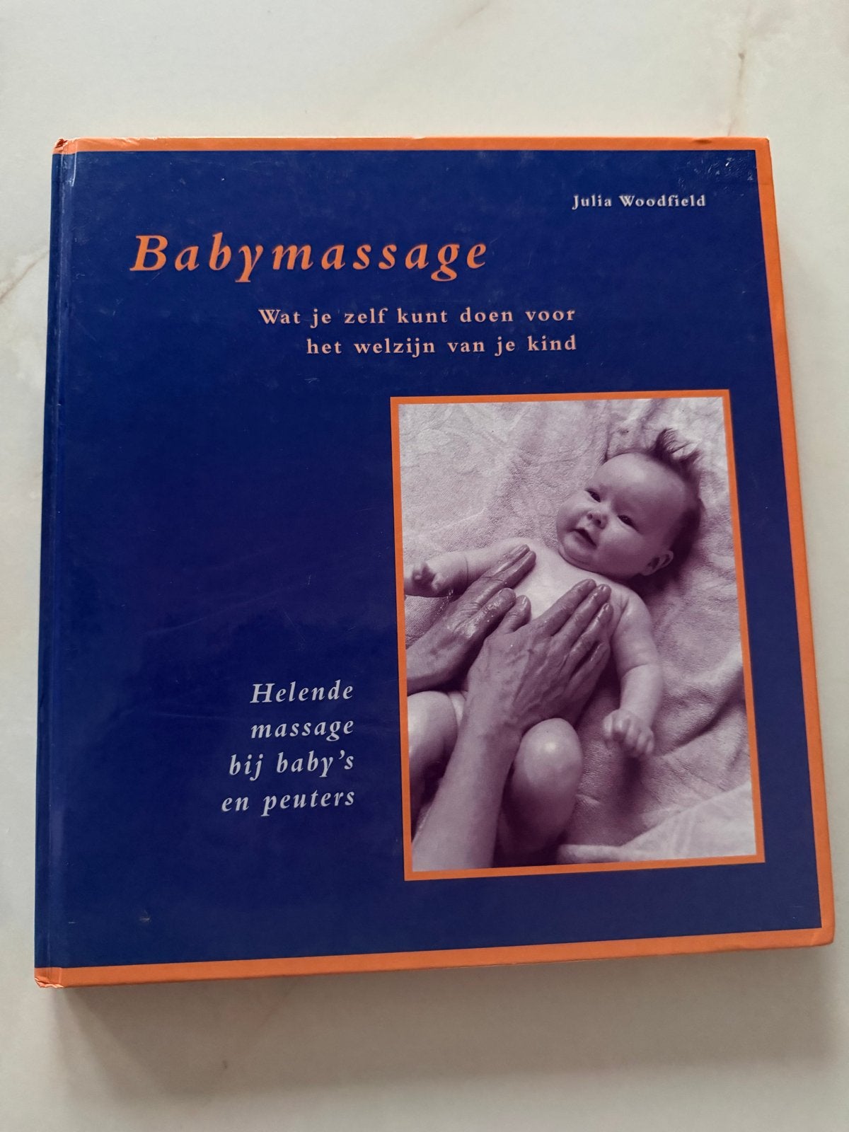 Babymassage: Welzijn voor je kind - Julia Woodfield, Ophalen of Verzenden, Gelezen, Opvoeding tot 6 jaar