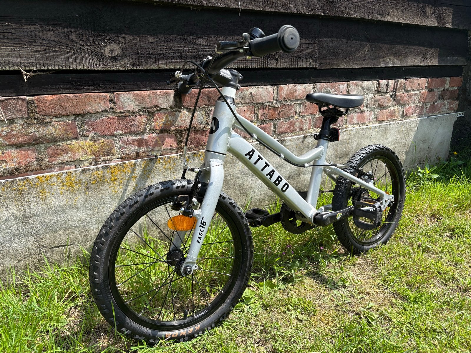 Attabo Ease 16 inch kinderfiets met helm, Ophalen, Gebruikt, Velgrem, 16 tot 20 inch