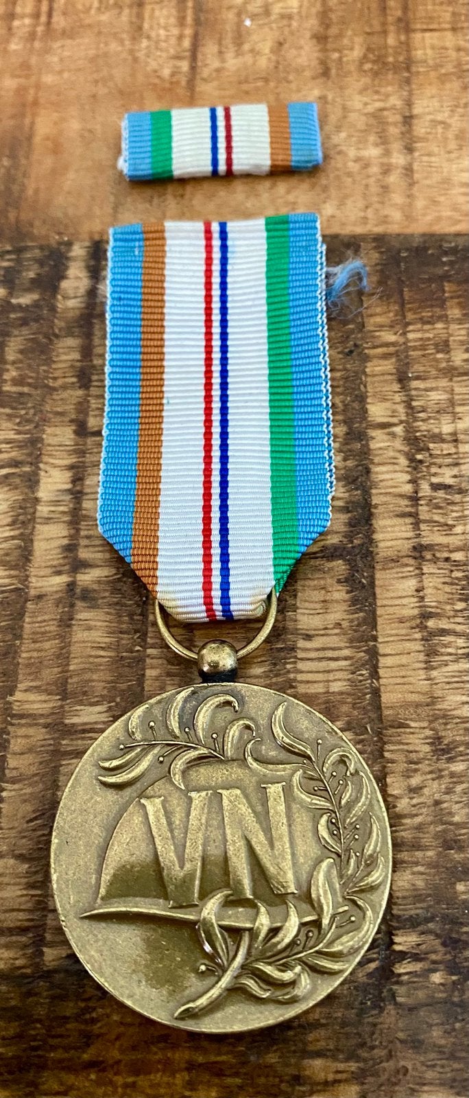 Herinneringsmedaille VN-Vredesoperaties met baton in doosje, Verzenden, Landmacht, Nederland, Embleem of Badge