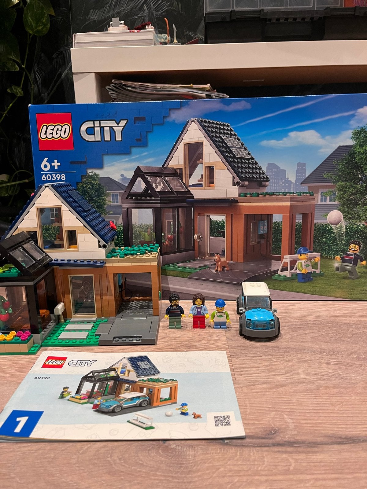 LEGO City Gezinswoning en elektrische auto (60398), Kinderen en Baby's, City, Lego, Ophalen of Verzenden, Zo goed als nieuw