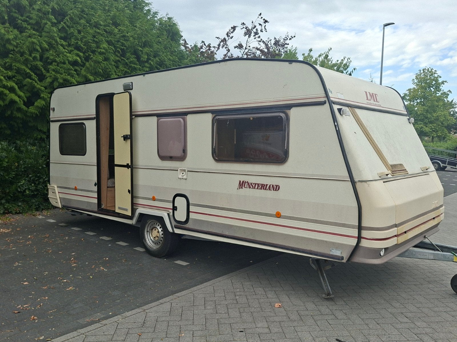 Gezellige en zeer ruime LMC Münsterland Caravan te koop. 4 p, Caravans en Kamperen, Caravans, 2 aparte bedden, Rondzit, Schokbreker