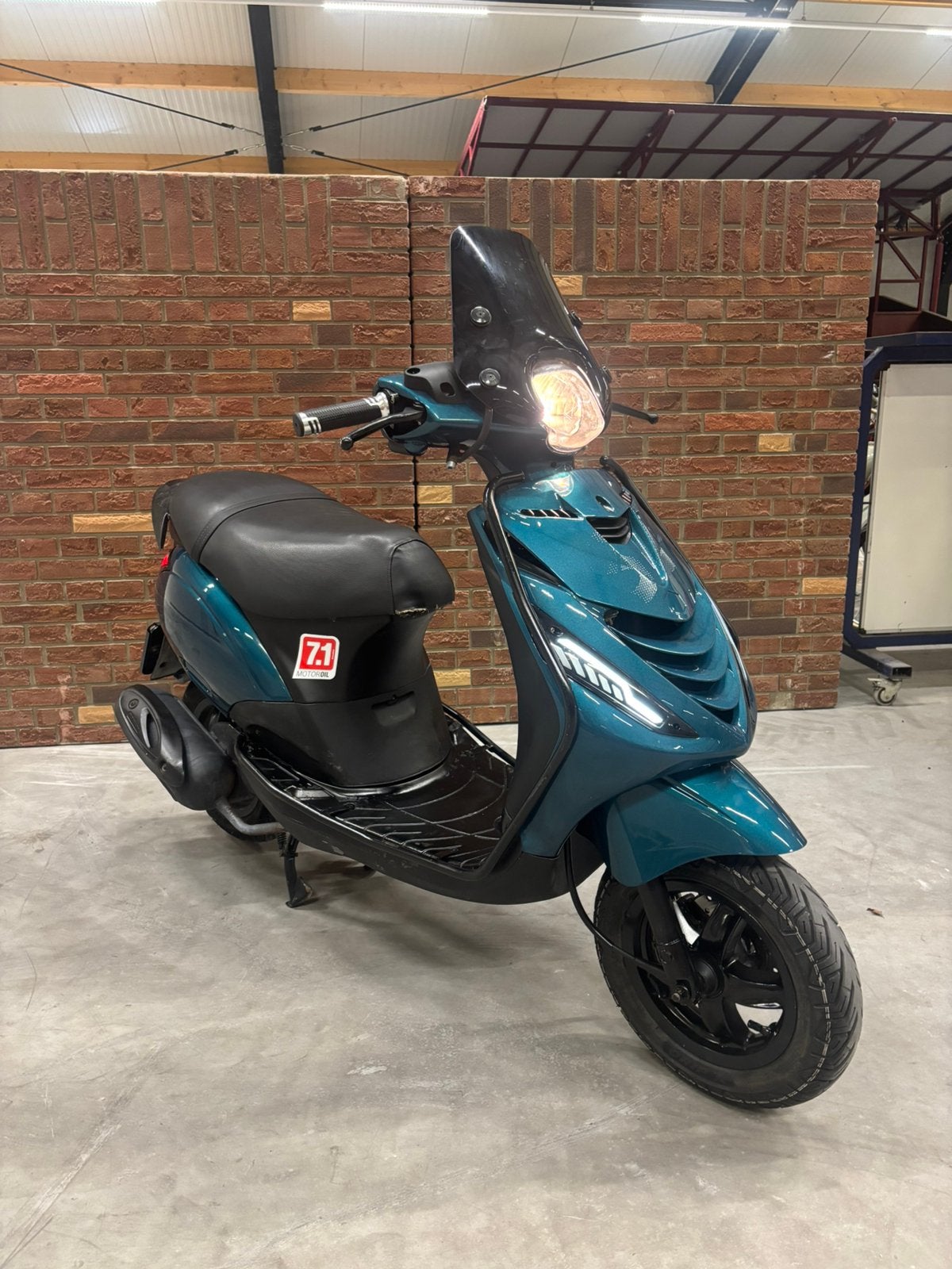 Nette Piaggio zip scooter 4t, Fietsen en Brommers, Scooters | Piaggio, Zo goed als nieuw, Zip, Benzine, Ophalen