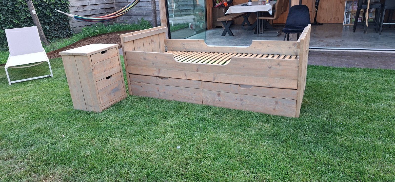 Stevig houten kinderbed met lades en nachtkastje, Ophalen, 85 tot 100 cm, Gebruikt, Lattenbodem