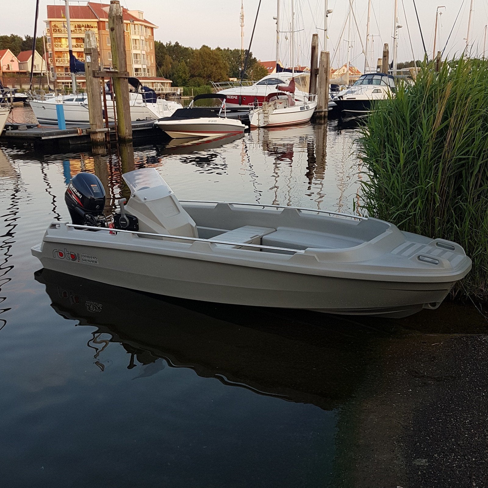 Roto 450S (console boot) + Suzuki 25PK + trailer, Watersport en Boten, Vis- en Consoleboten, Ophalen, Kunststof, Met afstandsbediening