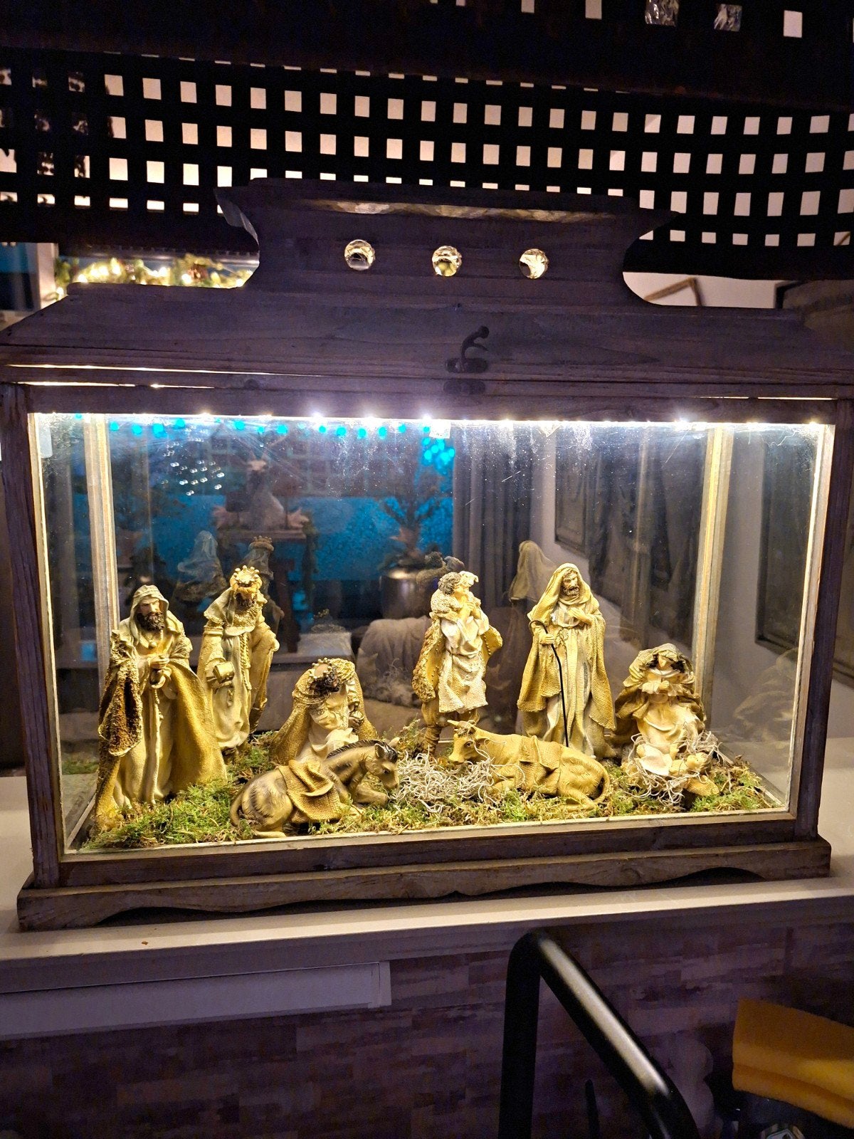 62 cm brede VERLICHTE  LANTAARN MET KERSTGROEP, Diversen, Ophalen, Zo goed als nieuw