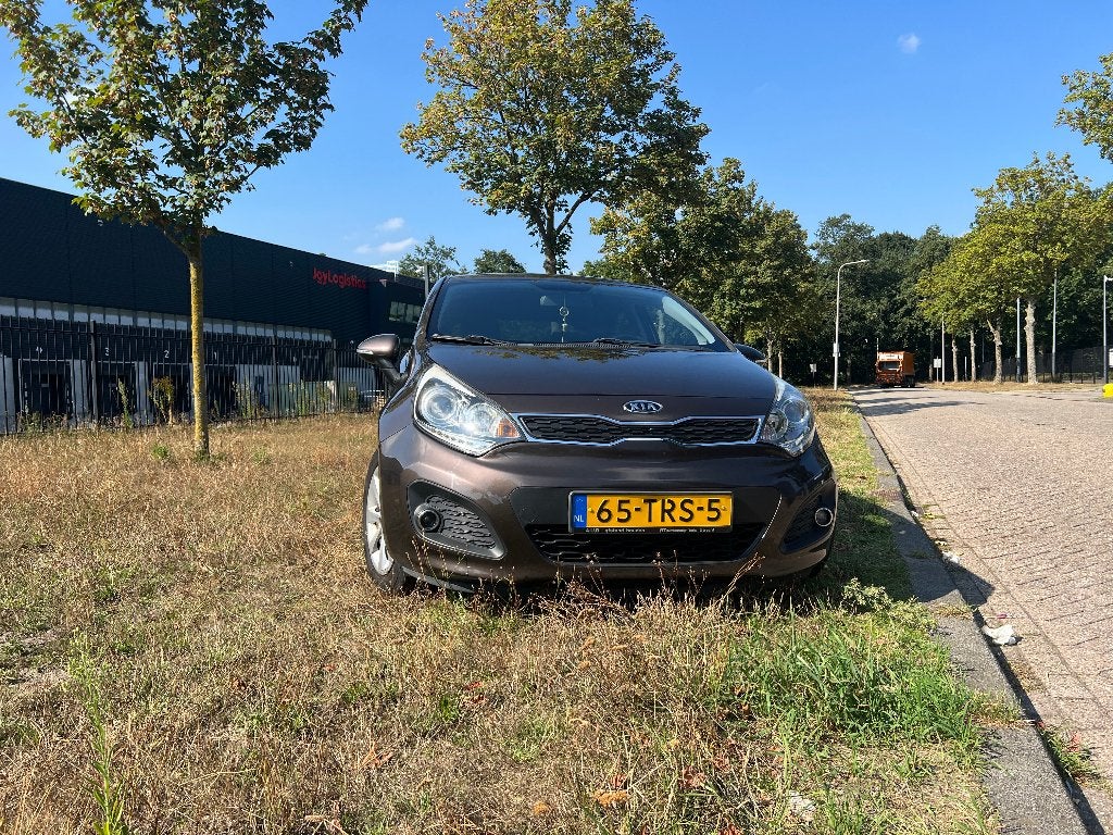 Kia Rio 1.2 CVVT | 2012 | Bruin | Nieuwe APK | Nette auto, Auto's, Kia, Euro 5, 40 €/maand, 4 cilinders, Bruin